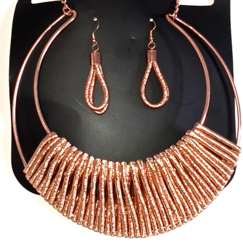 Nwt Rose gold unique necklace set